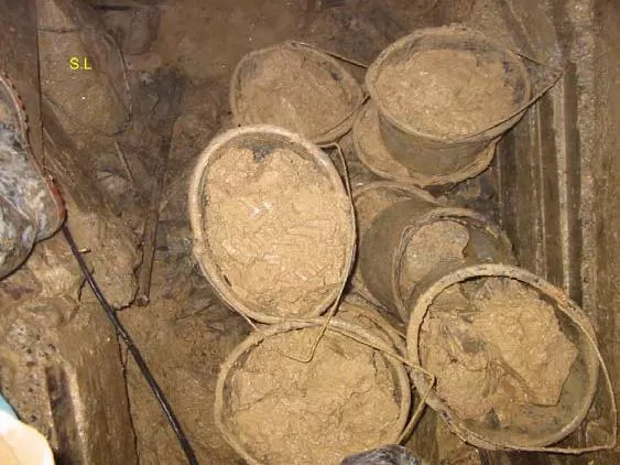 Eimer im engen Grabungsschacht