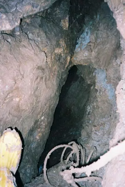 Blick in den tiefen Spalt nach unten