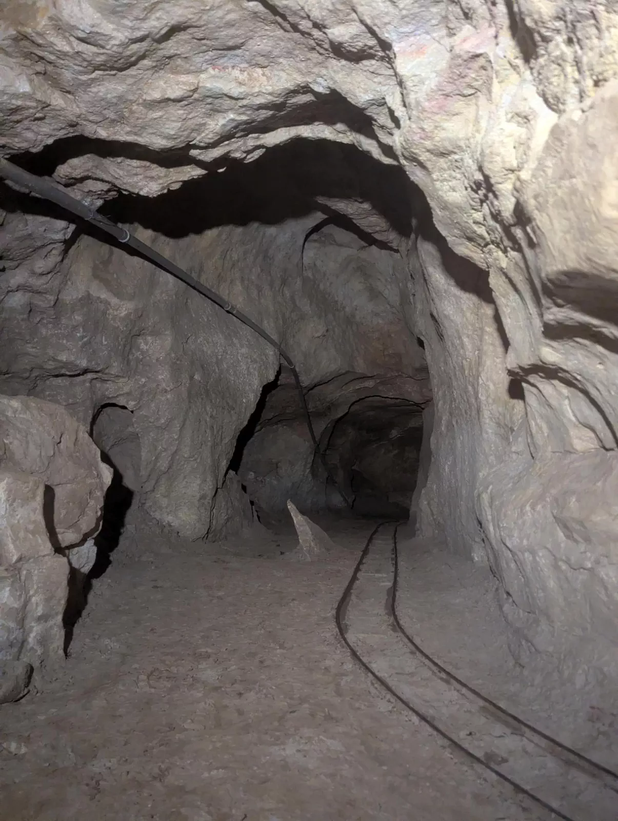 Alte Bahnschienen tief in der Blätterteighöhle