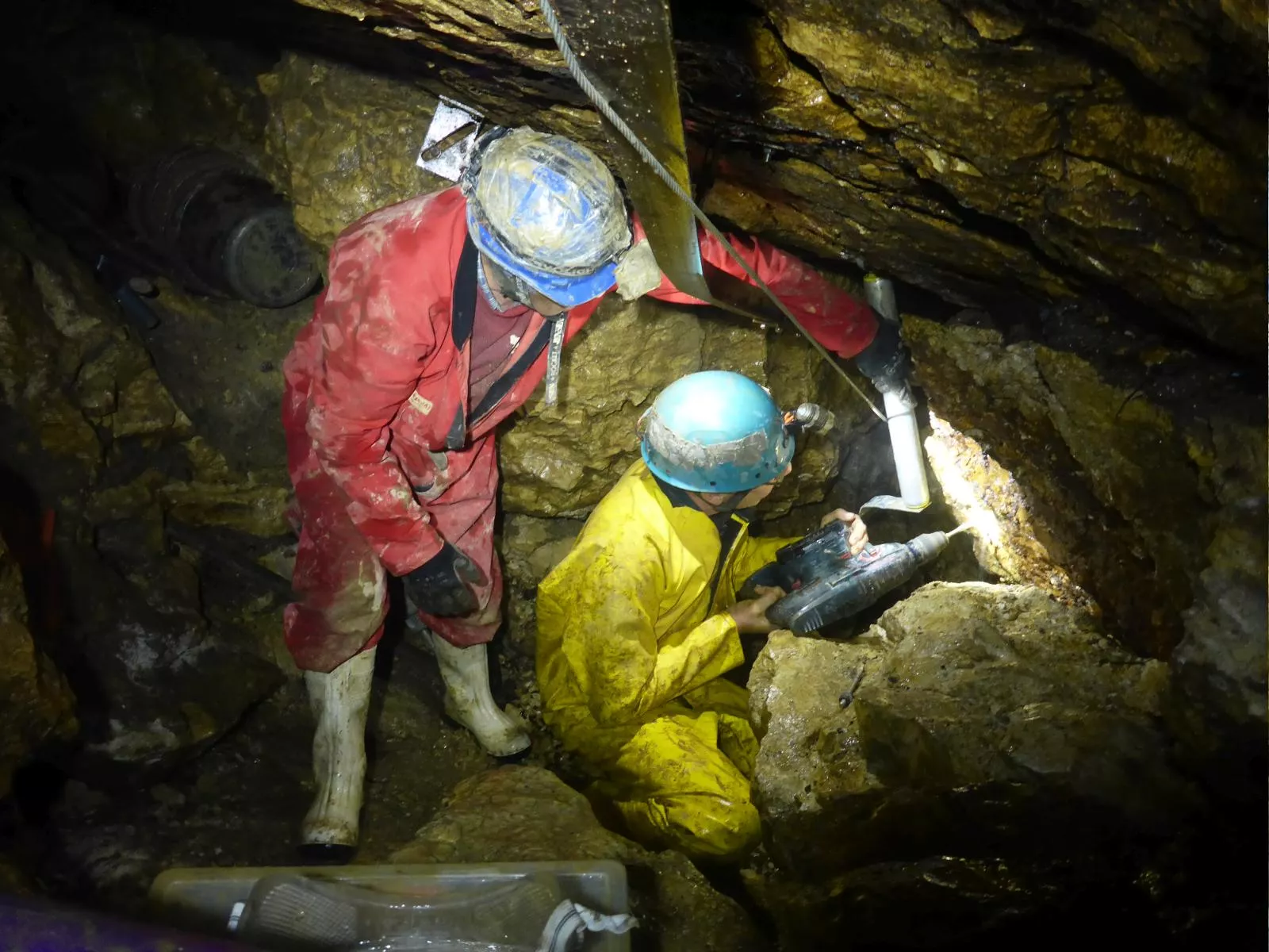 Technischer Einsatz bei der Höhlengrabung